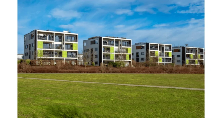 Wohnungen hinter Wiese